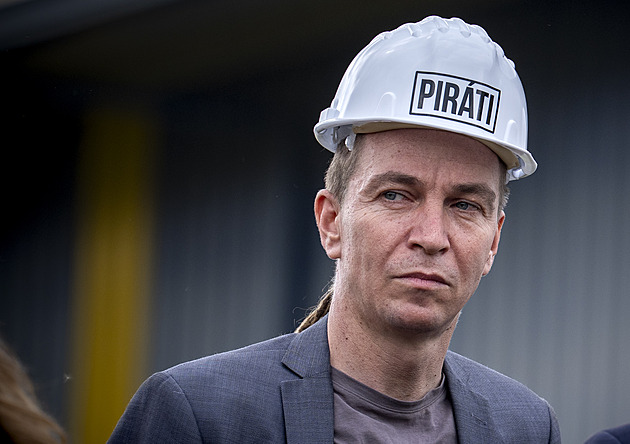 Piráti se tváří se jako strana, která hájí demokracii a férová pravidla. Ale jsou jako Okamurovci