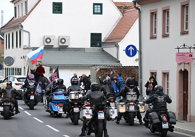 Vzpomínat podle směrnice? Před 80 lety se na Labi setkali Američané a Sověti, dnes tam Rusy nechtějí
