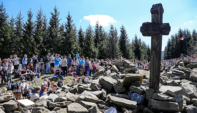 Mohyle vévodí k�í�, který v �íjnu 1946 vzty�ili zakladatelé Ivan�eny. (25....