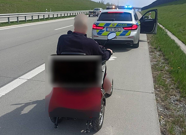 Osmdesátiletý mu na elektrickém vozíku jel po dálnici D48 a silnici I/68 v...