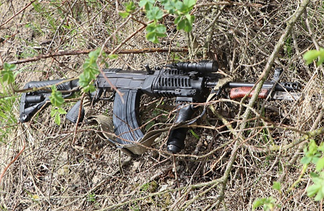 Plynová zbra s úpravou pro zvýení hlunosti, kterou v lese odhodil mu...