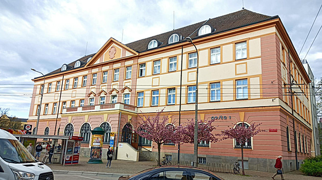 Hlavní budjovická pota stojí na Senováném námstí v centru.