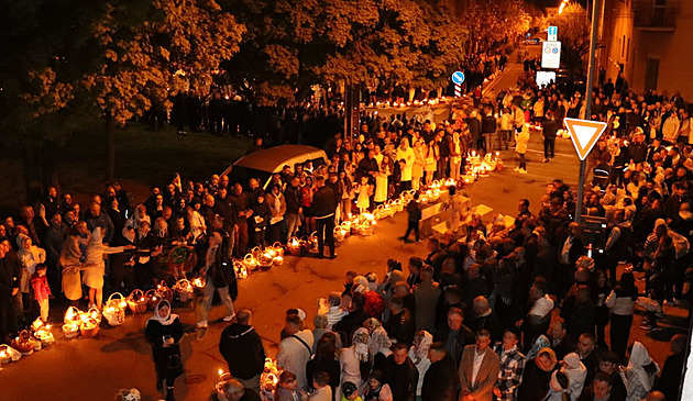 Plnoní velikononí bohosluby se svcením pokrm se v noci ze soboty na...