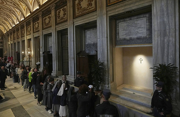 K papežovu hrobu míří řady věřících. O začátku konkláve se rozhodne na začátku týdne