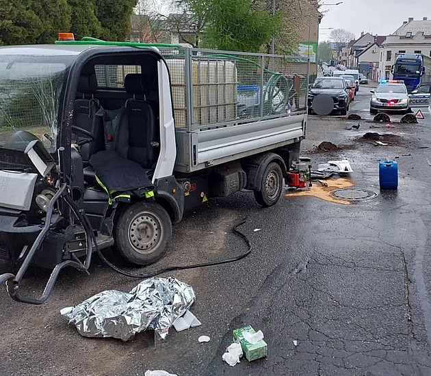 V Hlinsku na Chrudimsku se elektrická multikára srazila s dodávkou. (24. dubna...