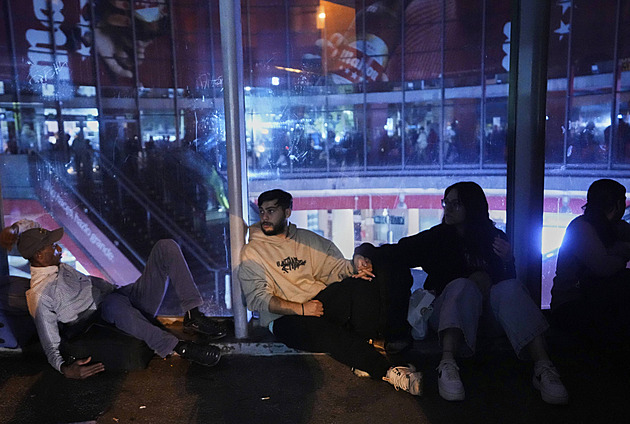 Střelba na fildě i zatmění ve Španělsku mají jedno společné: bohorovné politiky