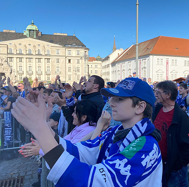Plné náměstí v centru Brna hnalo Kometu titulu, Pardubice domácí oslavu překazily