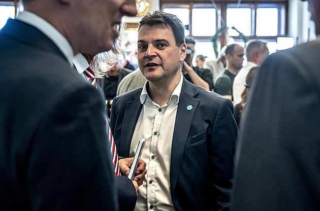 Macinkovi neradím o politice, spor o Turka ale musí přestat, vyzývá Klaus