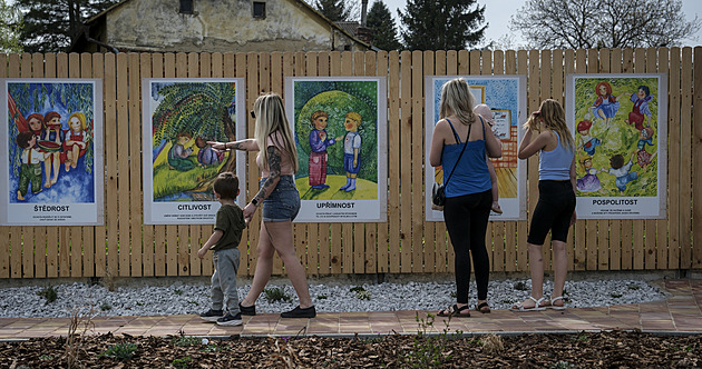 Zv�t�ené karty ctností, které jsou vystavené ve farní zahrad� v...