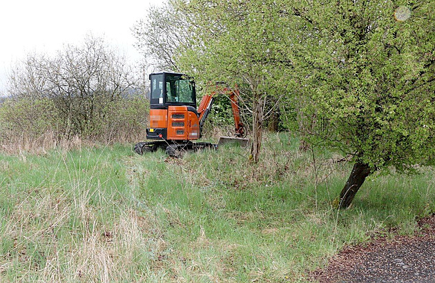 Odcizený bagr za milion korun nali policisté asi kilometr od místa krádee...