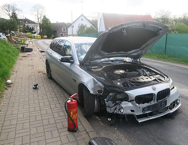 Následky dopravní nehody mladého idie v abin na Sokolovsku.