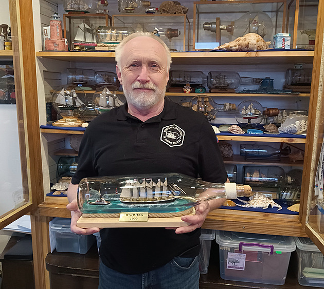 Bohuslav Karban s jedním ze svých nesetných model