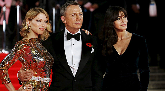 Bond girls po letech. Některé stárnou s grácií, jiné podlehly plastikám