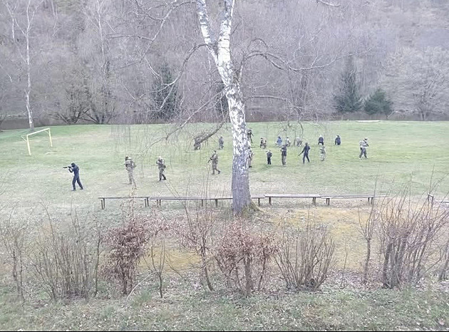 Polovojenský výcvik, alternativní scéna i dluhy a vyhrožování. To jsou tváře Stačilo!