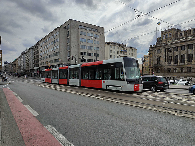 Prahu křižují nové tramvaje. Zatím jen na zkoušku, slibují tichý provoz