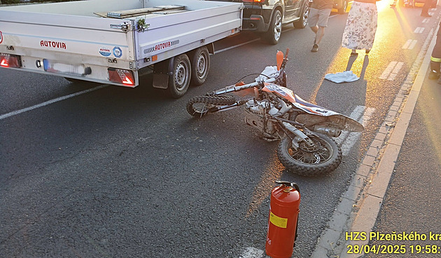 trnáctiletý hoch na motorce boural ve Skaov na Plzesku. Zranil sebe i...