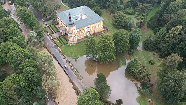 Zámek Linhartovy v záí 2024.