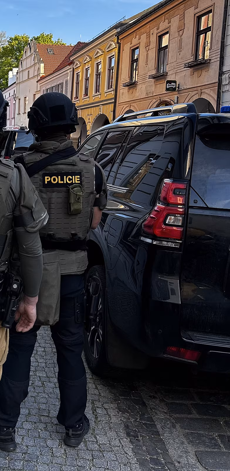 Zákrok policist� v T�eboni proti ozbrojenému mu�i, který no�em ohro�oval...