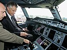 Francouzský premiér Dominique de Villepin sedí na míst� kapitána A380 a hlavní...