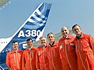 Posádka nejv�t�ího dopravního letadla sv�ta Airbus A380, které 27. dubna 2006 v...