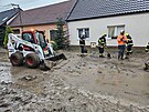 Hasii po tvrtench pvalovch detch odklzeli silnici zatopen bahnem na...
