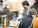 Redaktor brnnsk redakce MF DNES Ji Punoch si vyzkouel prci v kuchyni...