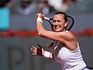 Petra Kvitová hraje forhend na turnaji v Madridu.