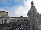 V��ící se shroma��ují na nám�stí svatého Petra ve Vatikánu p�ed poh�bem pape�e...