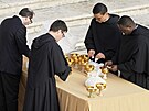 Kn�í a asistent p�ipravují v�e pot�ebné p�ed poh�bem pape�e Franti�ka na...