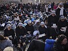 V��ící se shroma��ují na nám�stí svatého Petra ve Vatikánu p�ed poh�bem pape�e...