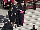 Bývalý americký prezident Joe Biden a jeho man�elka Jill p�icházejí na poh�eb...