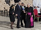 Bývalý americký prezident Joe Biden a jeho man�elka Jill p�icházejí na poh�eb...