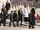 Prezident Filipín Ferdinand Marcos Jr., vlevo uprost�ed, a jeho man�elka Louise...