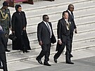 Prezident Sierry Leone Julius Maada Bio (uprost�ed) p�ichází na poh�eb pape�e...