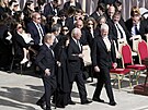�védský král Carl XVI Gustaf (uprost�ed) a �védská královna Silvia p�icházejí...