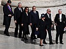 Ma�arský premiér Viktor Orbán a jeho man�elka Aniko Levaiová jdou p�ed poh�ební...