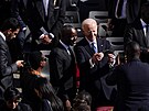 Bývalý americký prezident Joe Biden reaguje p�ed poh�ební m�í pape�e Franti�ka...
