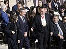 �ecký premiér Kyriakos Mitsotakis (uprost�ed vpravo) p�ichází na poh�eb pape�e...