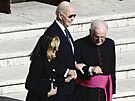 Bývalý americký prezident Joe Biden a jeho man�elka Jill p�icházejí na poh�eb...
