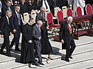 Brazilský prezident Luiz Inacio Lula da Silva (druhý zleva) a první dáma Janja...