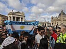 V��ící stojí ve front� p�ed bazilikou svatého Petra, aby vzdali úctu zesnulému...