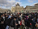 V��ící stojí ve front� p�ed bazilikou svatého Petra, aby vzdali úctu zesnulému...