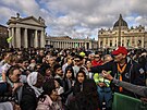 V��ící stojí ve front� p�ed bazilikou svatého Petra, aby vzdali úctu zesnulému...