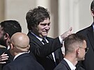 Argentinský prezident Javier Milei gestikuluje p�ed poh�ební m�í pape�e...