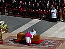 Rakev s pape�em Franti�kem na Svatopetrském nám�stí na jeho poh�bu ve Vatikánu....