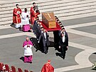 Rakev s pape�em Franti�kem na Svatopetrském nám�stí na jeho poh�bu ve Vatikánu....