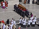 Rakev s pape�em Franti�kem na Svatopetrské nám�stím na jeho poh�bu ve Vatikánu....