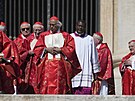 Kardinálové p�icházejí na poh�eb pape�e Franti�ka na Svatopetrské nám�stí ve...