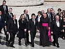 Argentinský prezident Javier Milei gestikuluje p�ed poh�ební m�í pape�e...