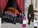 Rakev s pape�em Franti�kem na Svatopetrském nám�stí na jeho poh�bu ve Vatikánu....